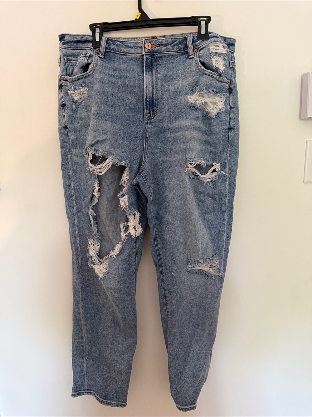 American Eagle Outfitters Light Blue Distressed Boyfriend Jeans